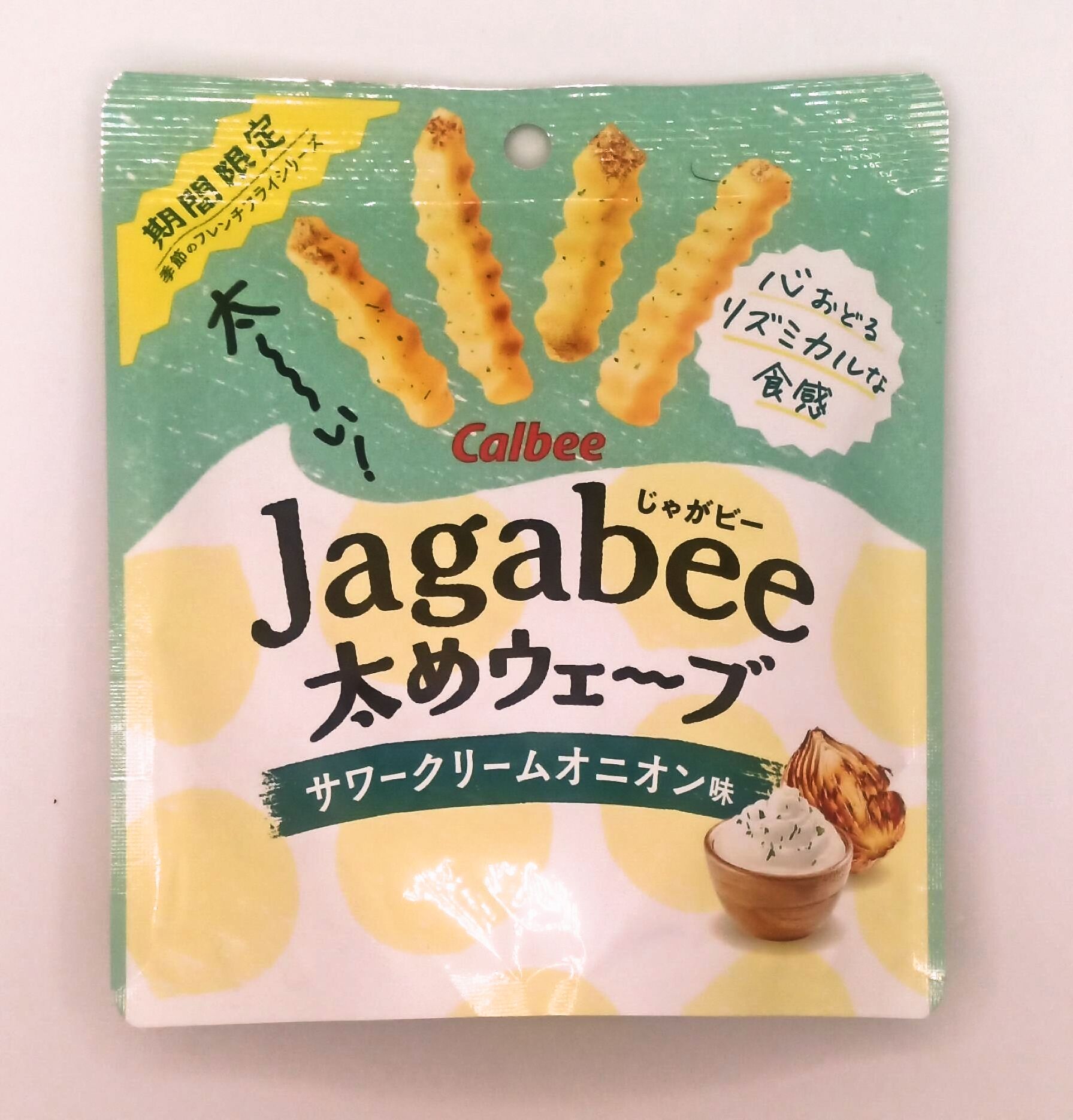 Calbee 太めウェーブJagabee サワークリームオニオン味